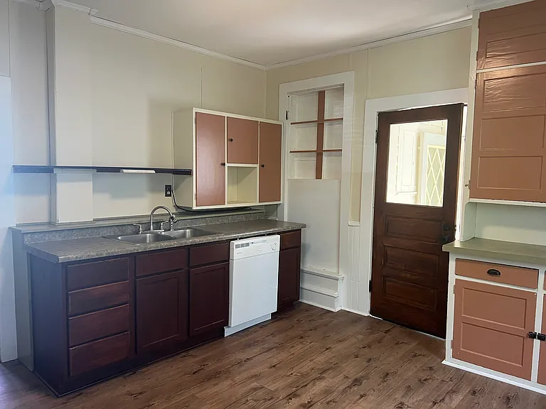1221 Summit St — Photo 19