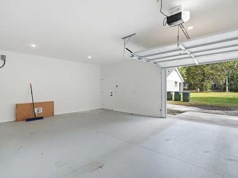 912 E Henry St — Photo 24