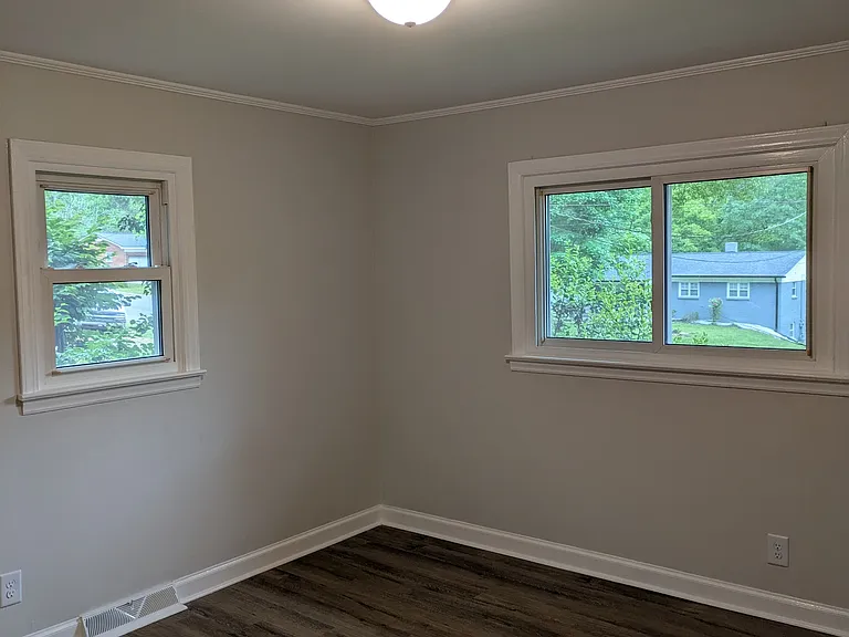 1002 Hemlock Dr — Photo 9