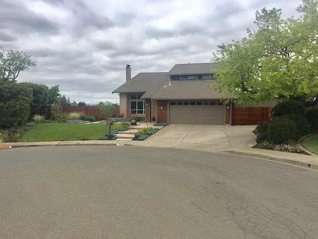 520 Baylor Court — Photo 3