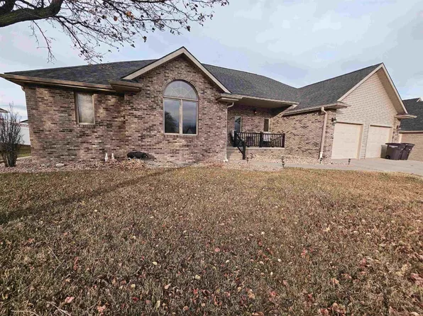610 Leisure Ln, Hastings, NE 68901