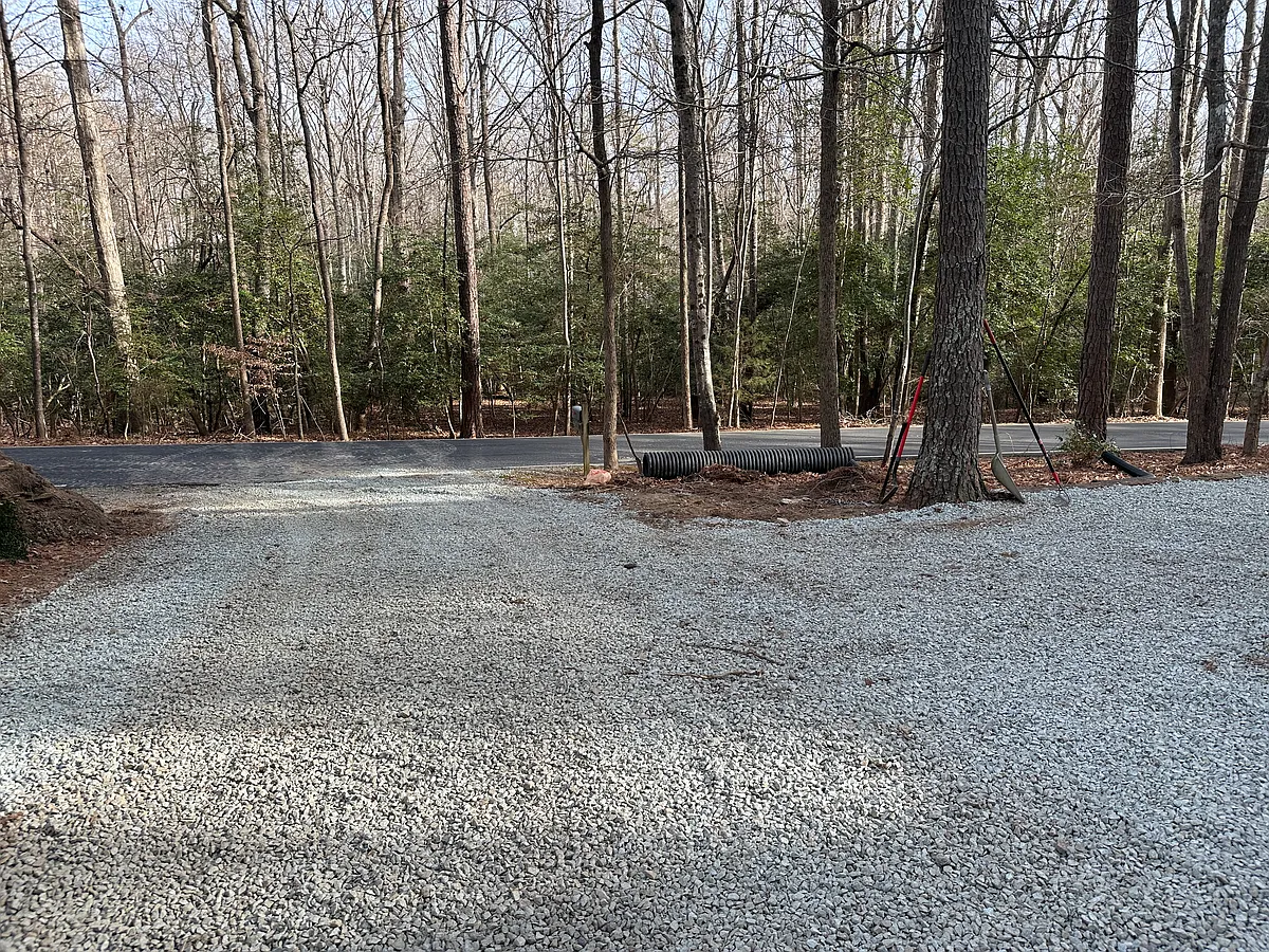driveway with plenty of parking - 5089 Quail Hollow Rd