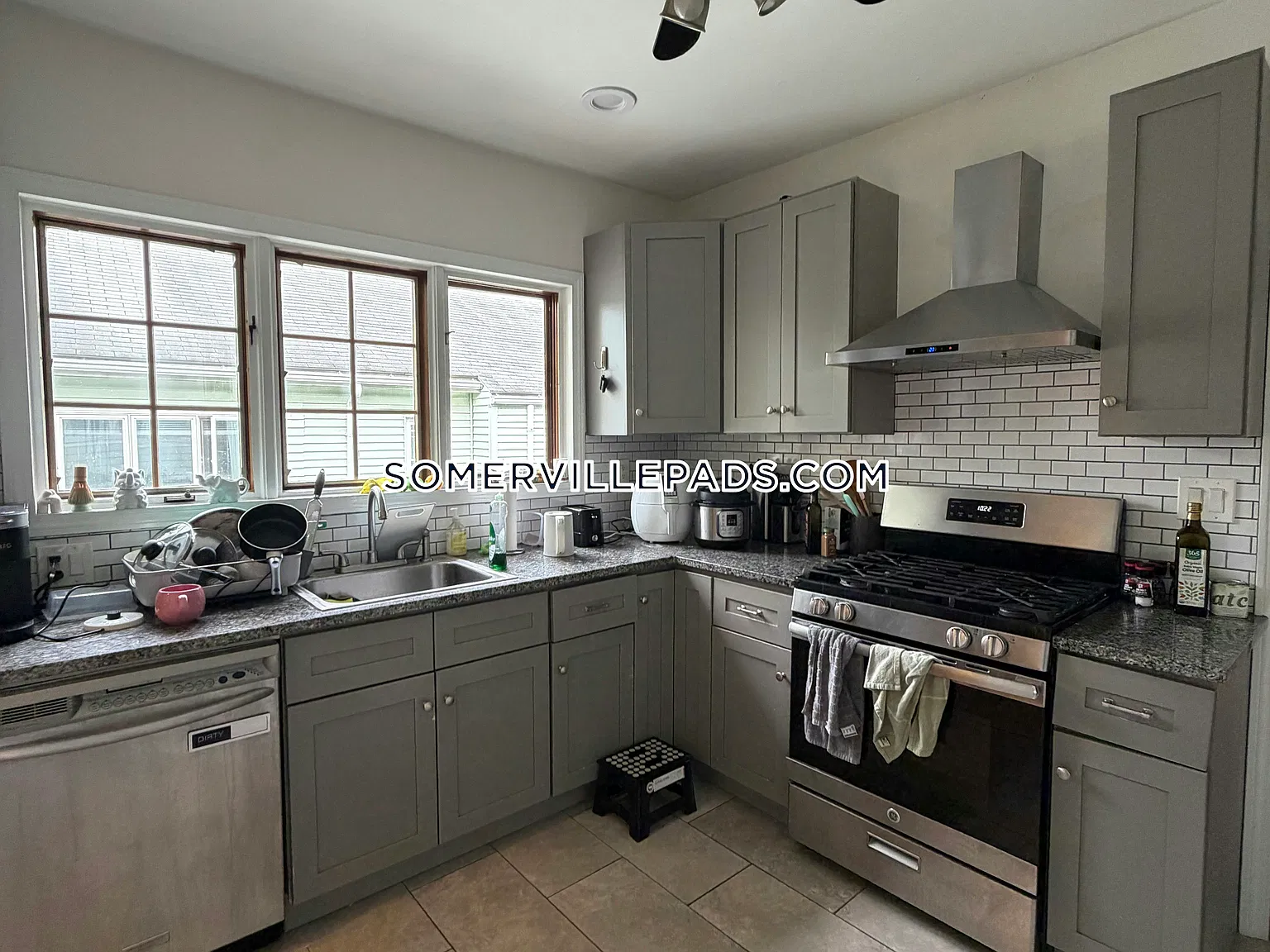 5 bed, 1.5 bath, 9999 sqft, $6,750 — Photo 1