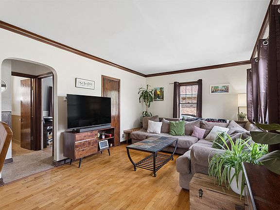 2nd image of 1823 Hubbard St