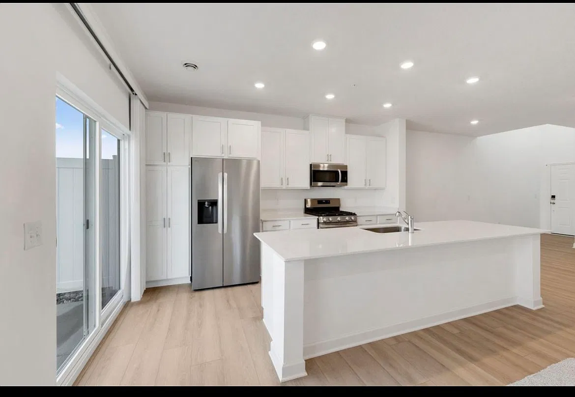 3 bed, 1777 sqft, $2,670 — Photo 2
