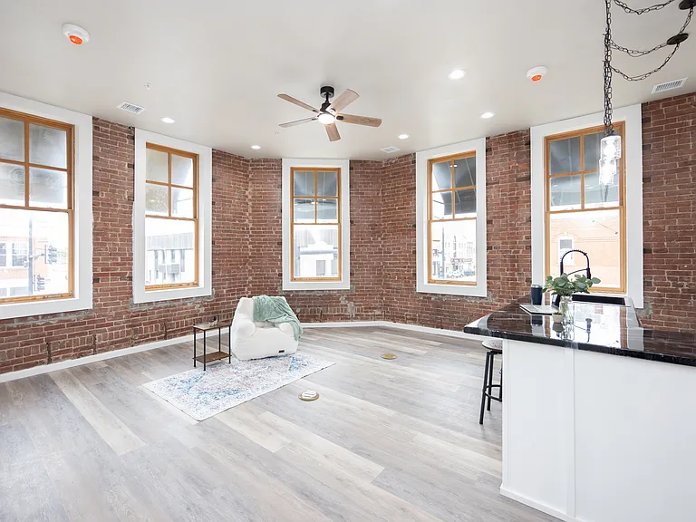 201 E Grand Ave #1 — Photo 4