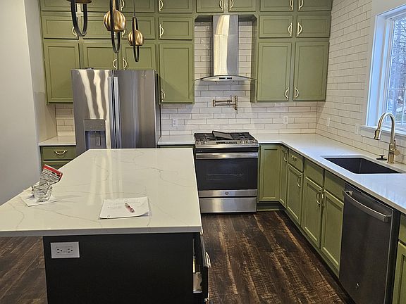 kitchen with microwave, dishwasher, fridge, stove