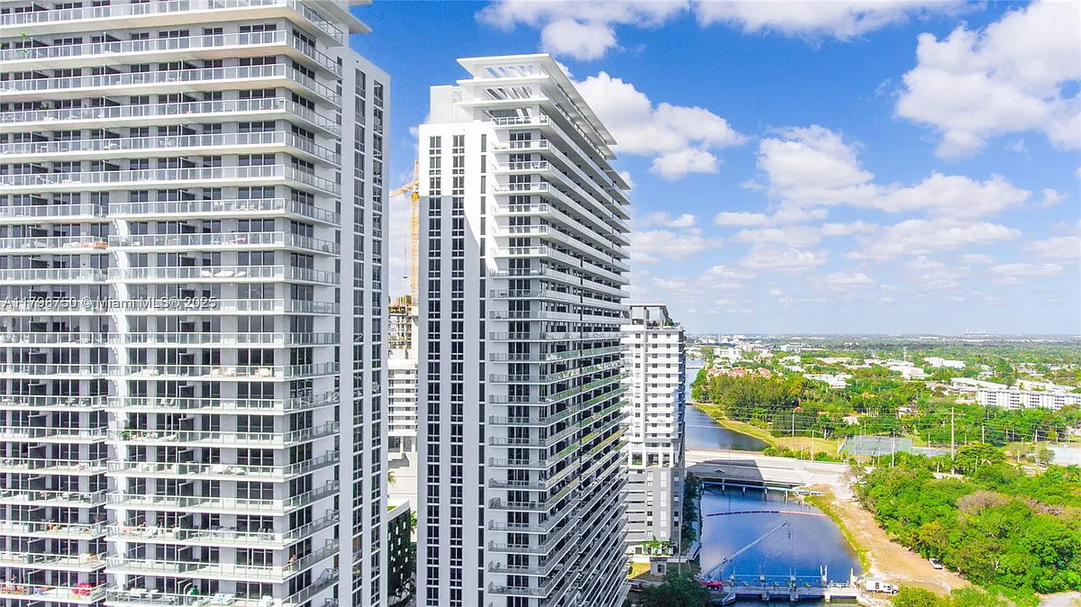 Building Photo - 16385 Biscayne Blvd #404