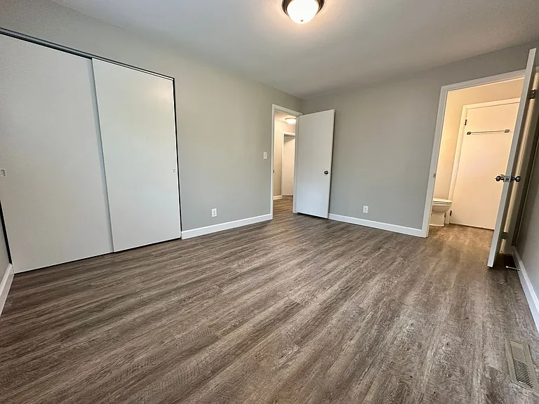 2274 Broadmoor Dr — Photo 11