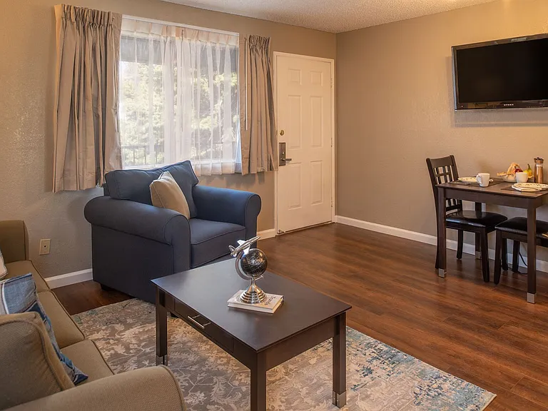 Victorian Villas Apartments — Photo 7