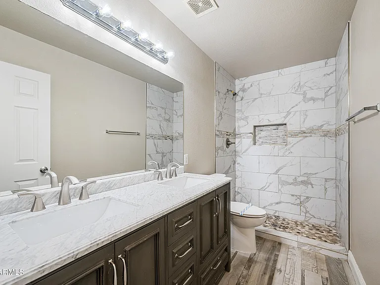 210 E Jasper Ct — Photo 24