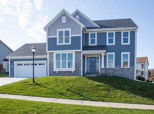 1812 Glacier Ridge Rd, Waukesha, WI 53188