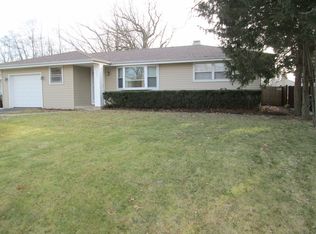 2207 Lake Shore Dr, Lindenhurst, IL 60046