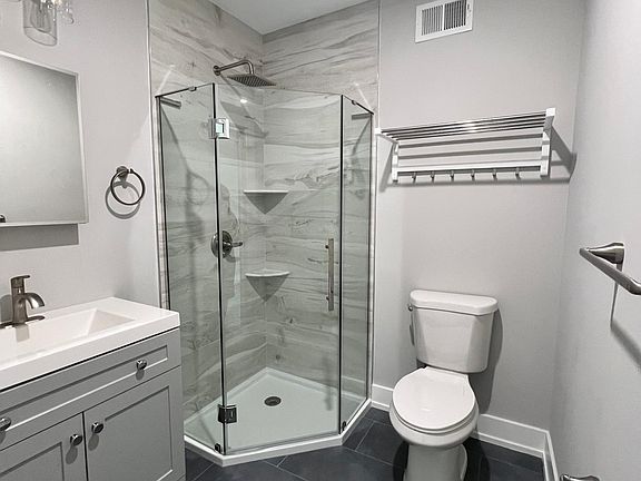 4th image of 75 Plum St