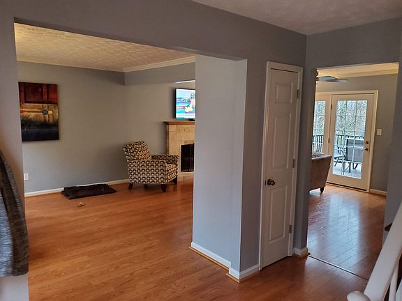 3rd image of 370 Barrington Dr E