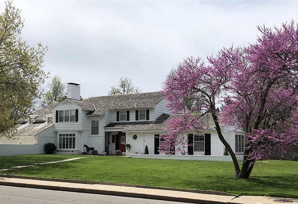 1st image of 325 Hyde Park Dr