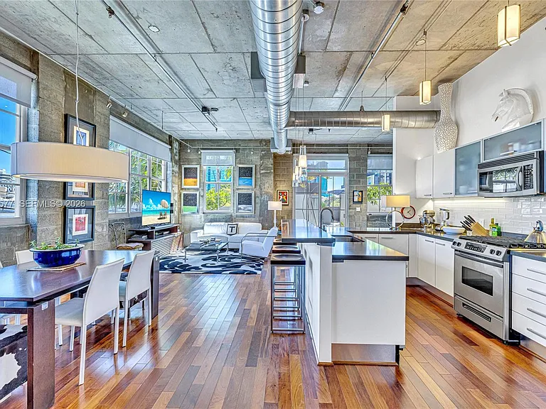 410 NW 1st Ave #206 — Photo 2