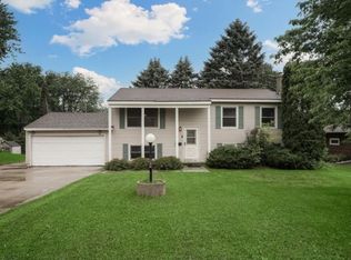 1026 Valley View Rd, Faribault, MN 55021