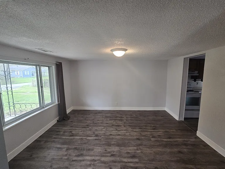1007 Olsen Ave — Photo 4