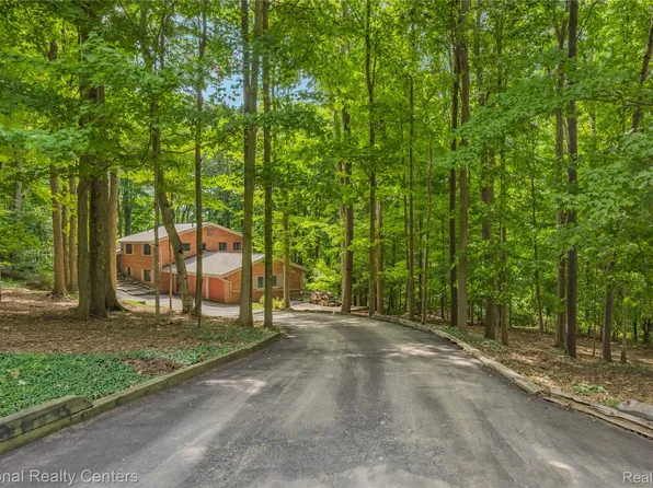 20173 W Whipple Dr, Northville, MI 48167