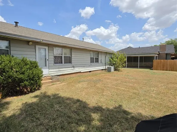 302 E Iowa St, Walters, OK 73572