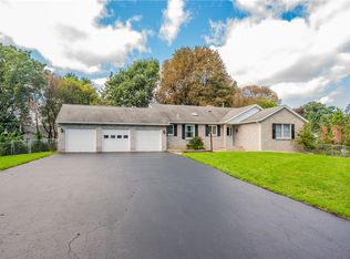 175 Briar Wood Ln, Rochester, NY 14626