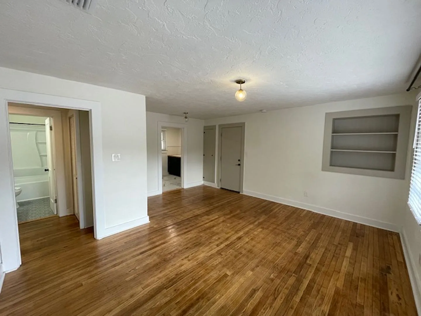Recently Renovated 2 Bedroom Apartment in Duckpond — Photo 3