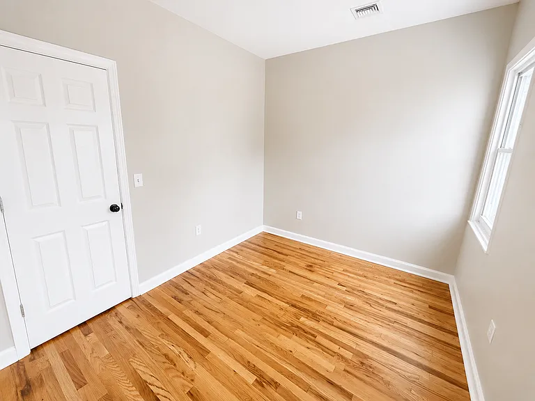 148 Hawthorne — Photo 13