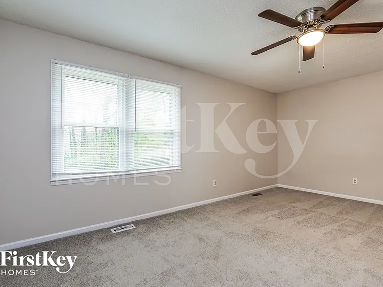 1909 Red Oak Ln — Photo 9