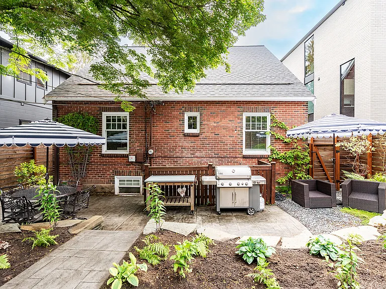 7514 E Green Lake Dr N — Photo 48