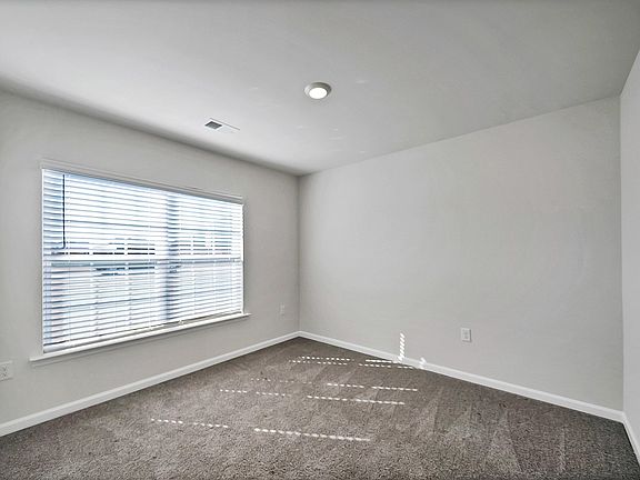 5th image of 24 Maple Dr