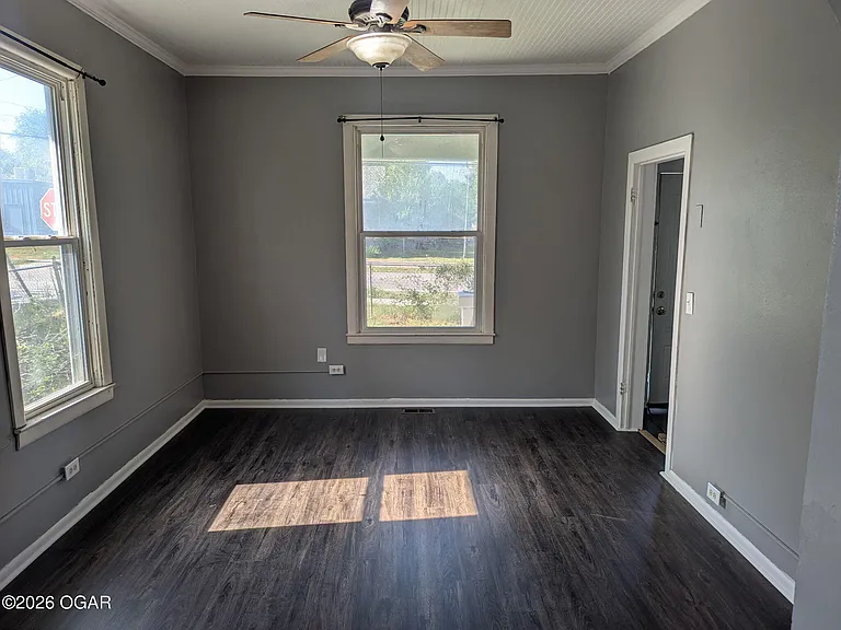 402 E Pennell St — Photo 3