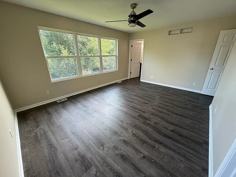 2801 E Diehl Ave — Photo 14