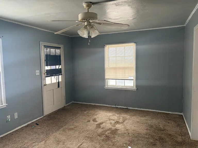 1715 N Bourland Ave — Photo 3