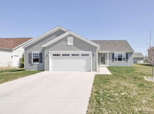1336 E Longneedle Ln, Elkhorn, WI 53121