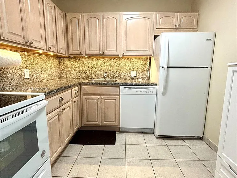 20301 W Country Club Dr #1025 — Photo 5