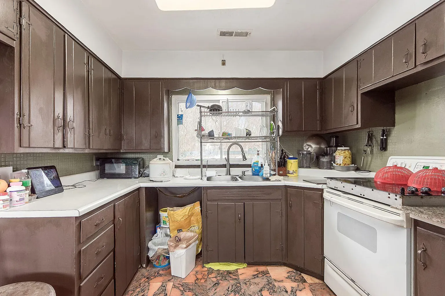 6 bed, 2515 sqft, $2,950 — Photo 3