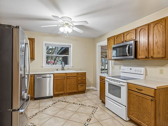 24th image of 2635 York Rd