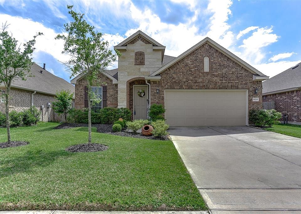 WELCOME HOME! Nestled in the sought-after community of Wildwood at Northpointe, sits this gorgeous 1-story home on a beautifully
