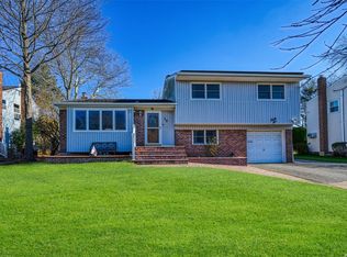46 Sylvia Ln, Plainview, NY 11803