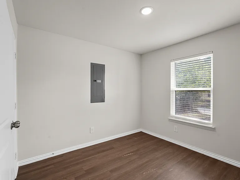 2208 Sayle St — Photo 16