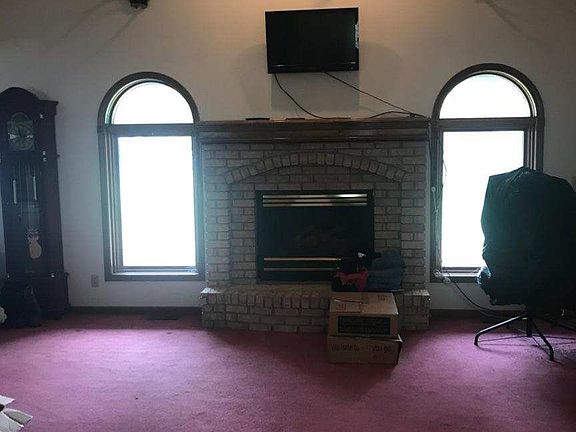 4th image of 326 E Grand Ave