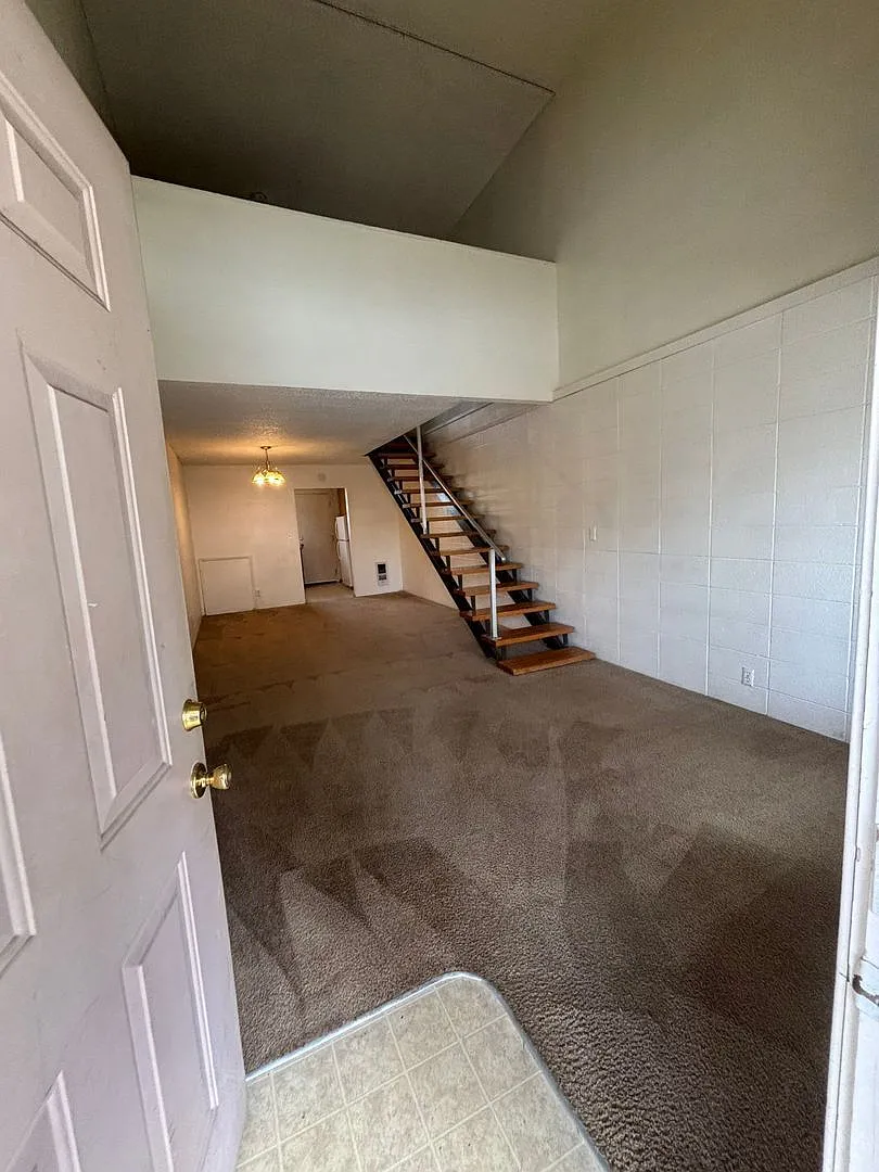 Building Photo - 462 W 11th Aly #5