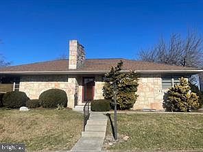 2nd image of 419 W Areba Ave