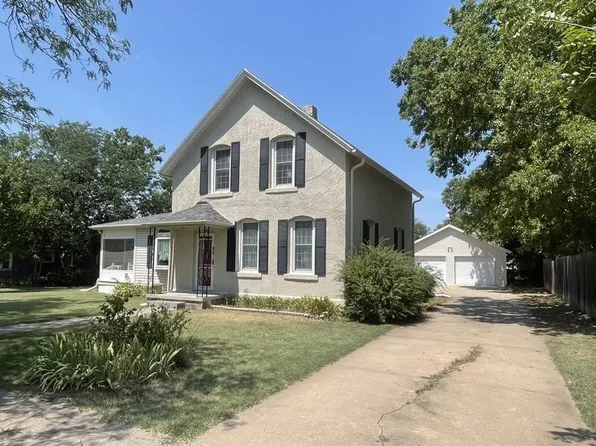 325 W 5th St, Russell, KS 67665