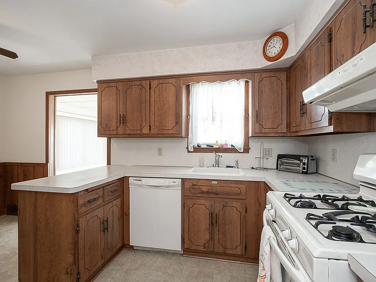 8310 Salisbury Dr — Photo 15