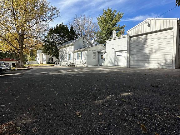 2nd image of 319 Widney St