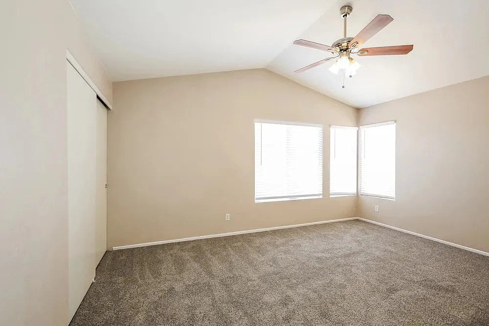 Stunning 3 Bedroom Home in a Prime Las Vegas Location — Photo 4