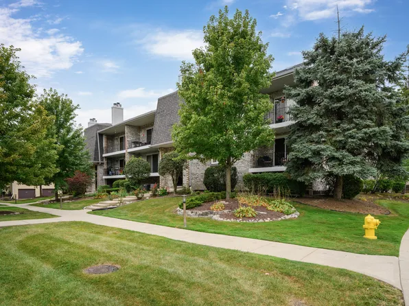 9151 Del Prado Dr APT 2N, Palos Hills, IL 60465