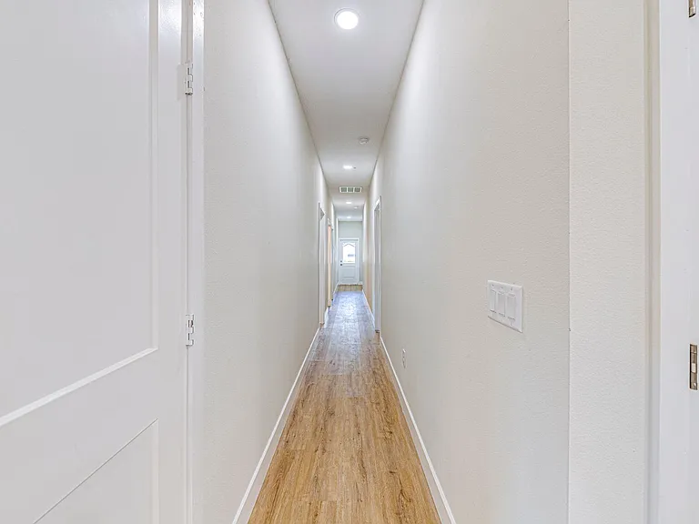 241 N Pine Ave — Photo 9